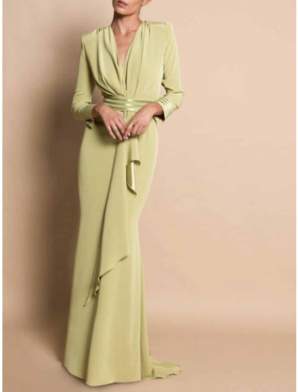 Etuikleid/Säulenkleid für die Mutter der Braut, formeller Hochzeitsgast, elegante Party, V-Ausschnitt, Sweep/Pinselzug, Stretch-Chiffon, lange Ärmel mit drapierter Rüsche