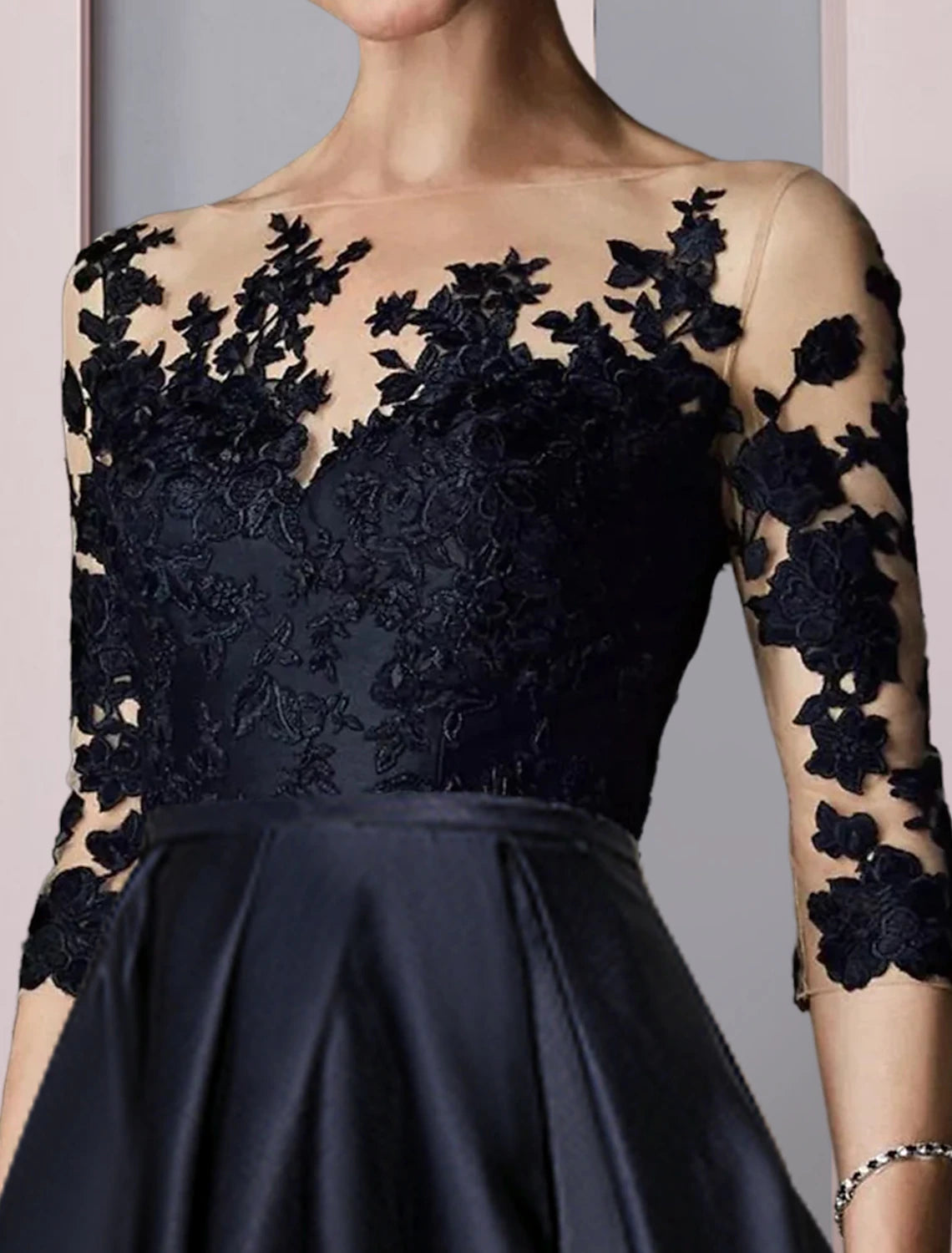 A-Linien-Kleid für die Mutter der Braut, Herbst, Hochzeitsgast, elegant, hoch, tief, U-Ausschnitt, asymmetrisch, knielang, Satinspitze, 3/4-Ärmel mit Faltenapplikationen