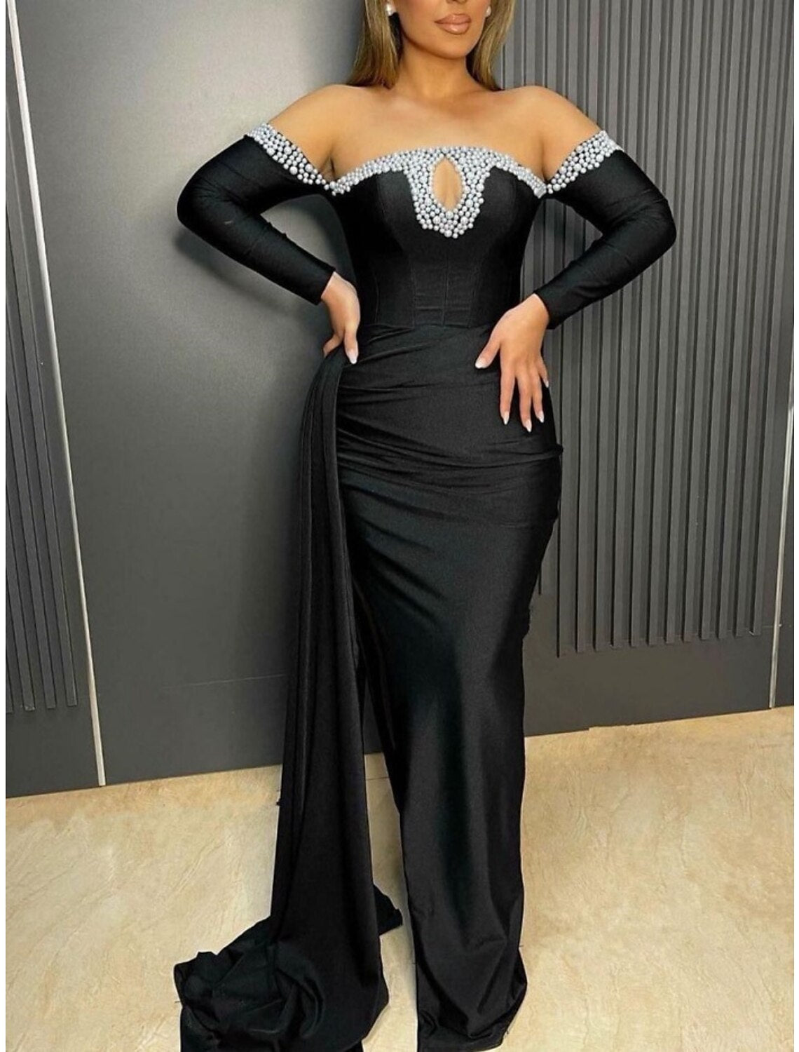 Etui-/Säulen-Abendkleid, elegantes Kleid, formelle Schleppe, schwarzes Kleid, lange Ärmel, schulterfrei, Satin mit Falten, gerüscht, Perlenbesatz