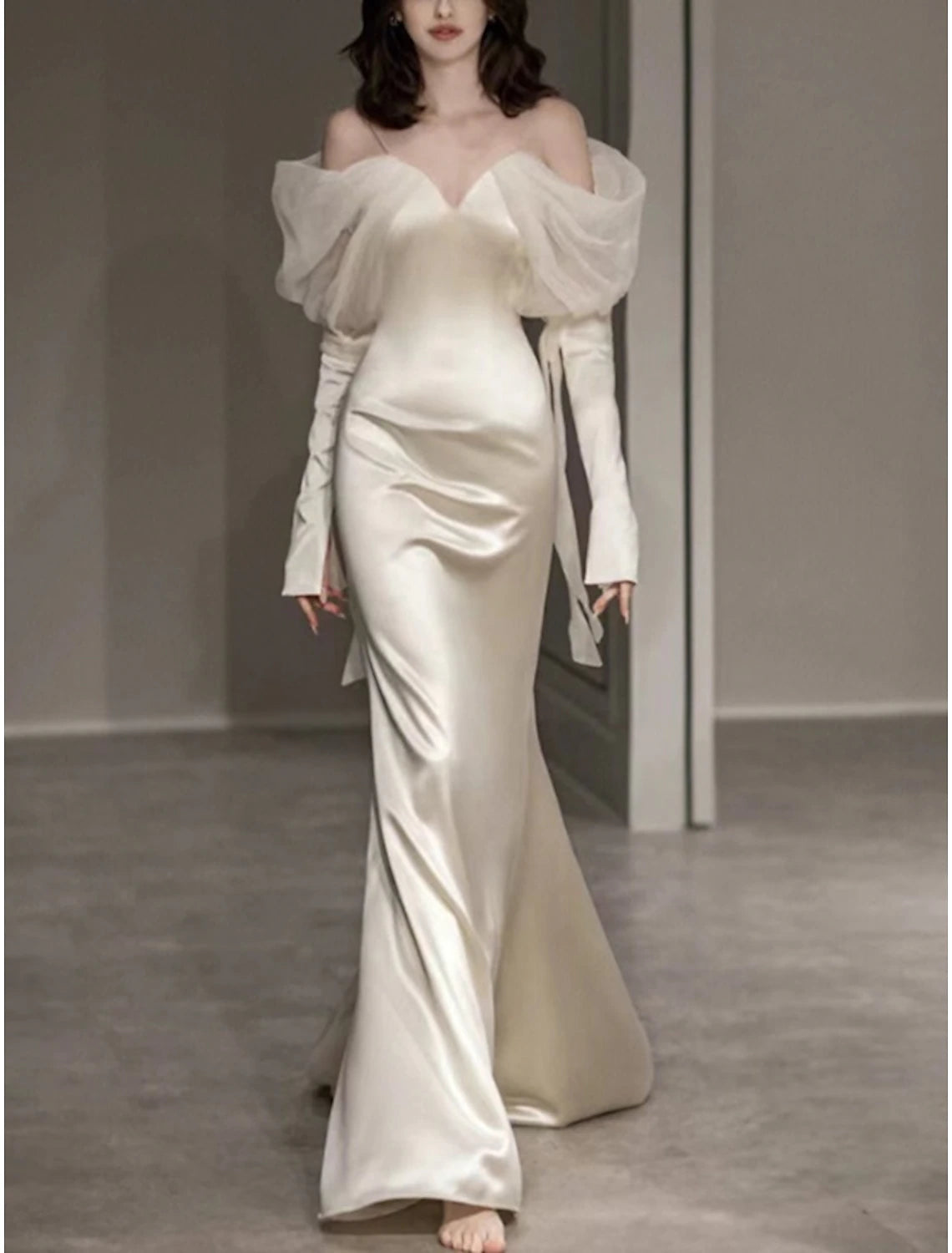 Meerjungfrau/Trompete Abendkleid Elegantes Kleid Formeller Abschlussball Bodenlang Langarm Herzausschnitt Italien Satin mit Knöpfen Schal