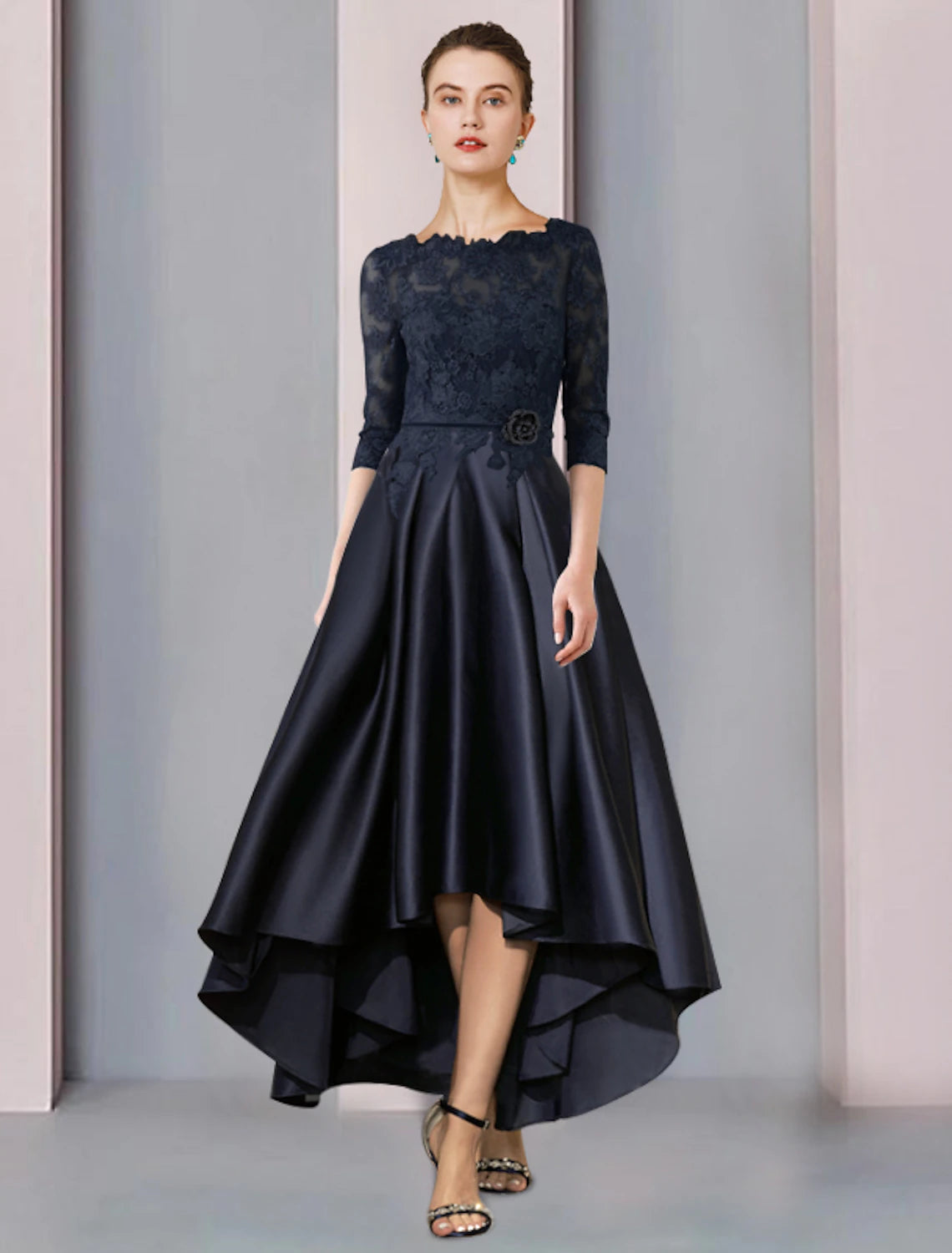 A-Linien-Kleid für die Mutter der Braut, Hochzeitsgast, elegant, hoch, tief, U-Ausschnitt, asymmetrisch, knielang, Satin, Spitze, 3/4-Ärmel mit Falten, Applikationen, Blume