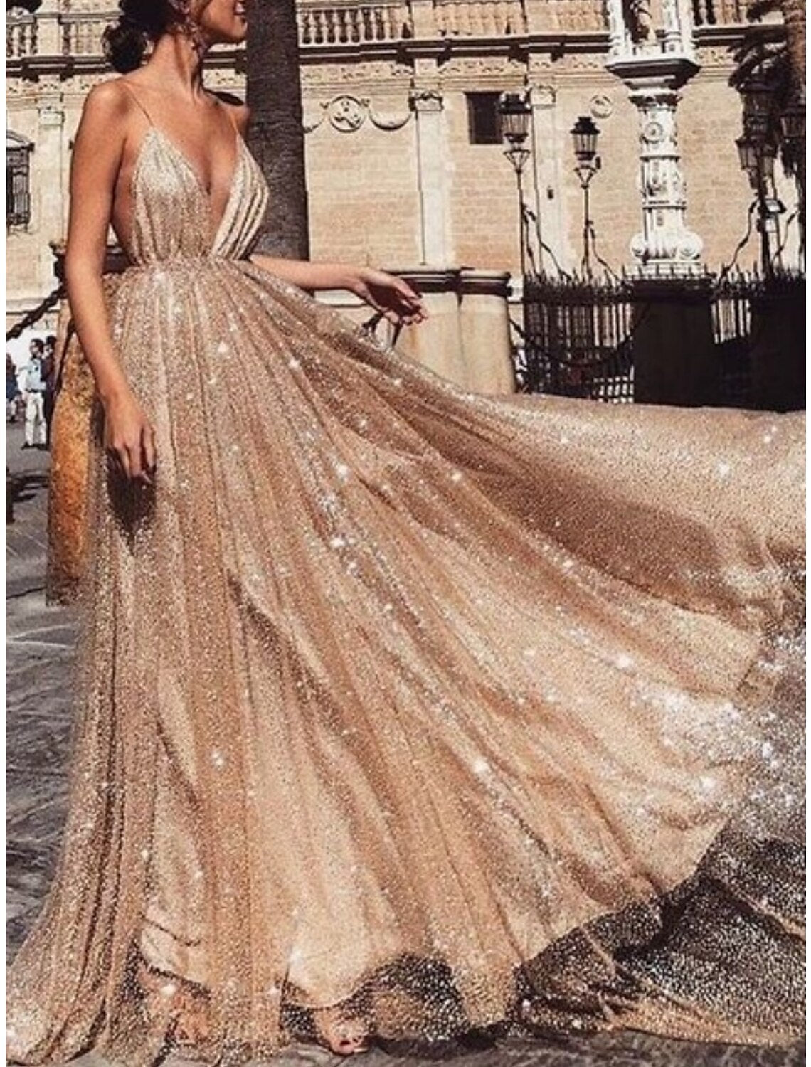 Robe de bal trapèze élégante, robe formelle, traîne courte, rouge et verte, sans manches, bretelles spaghetti, paillettes et plis scintillants