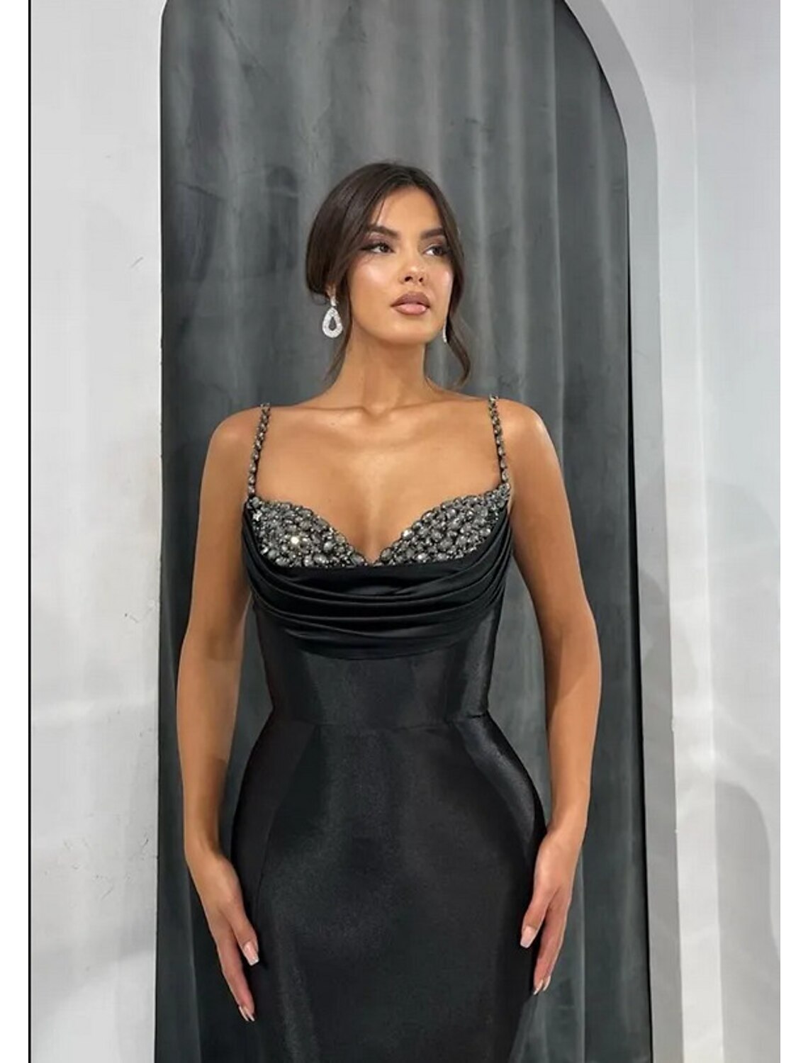 Robe de soirée sirène/trompette dos nu, tenue de soirée formelle, cravate noire, gala, traîne, sans manches, décolleté en cœur, satin avec cristaux scintillants