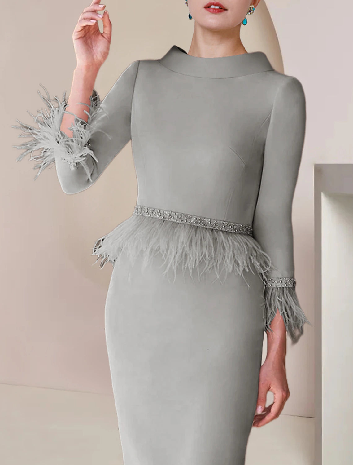 Etuikleid/Säulenkleid für die Brautmutter, formelle Hochzeitsgastparty, eleganter Rundhalsausschnitt, knielang, Satin, 3/4-Ärmel mit Federbesatz