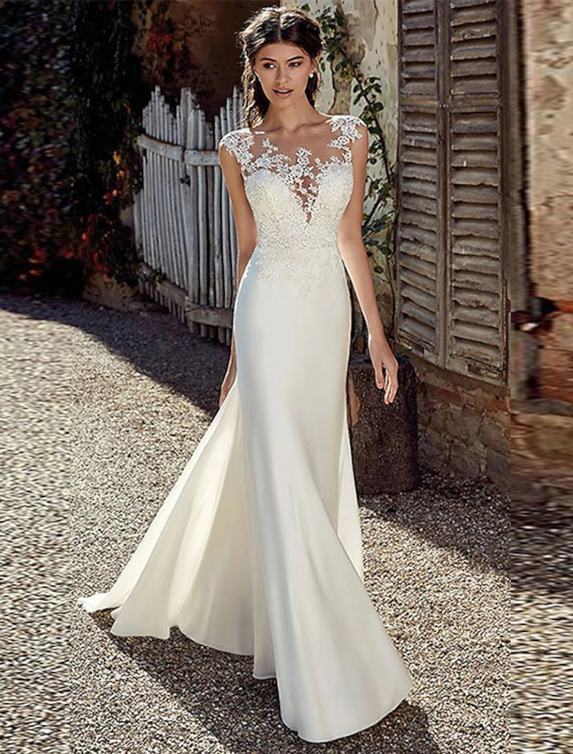 Robe de mariée sirène dos nu, col illusion, manches courtes, traîne courte, en mousseline, avec appliques