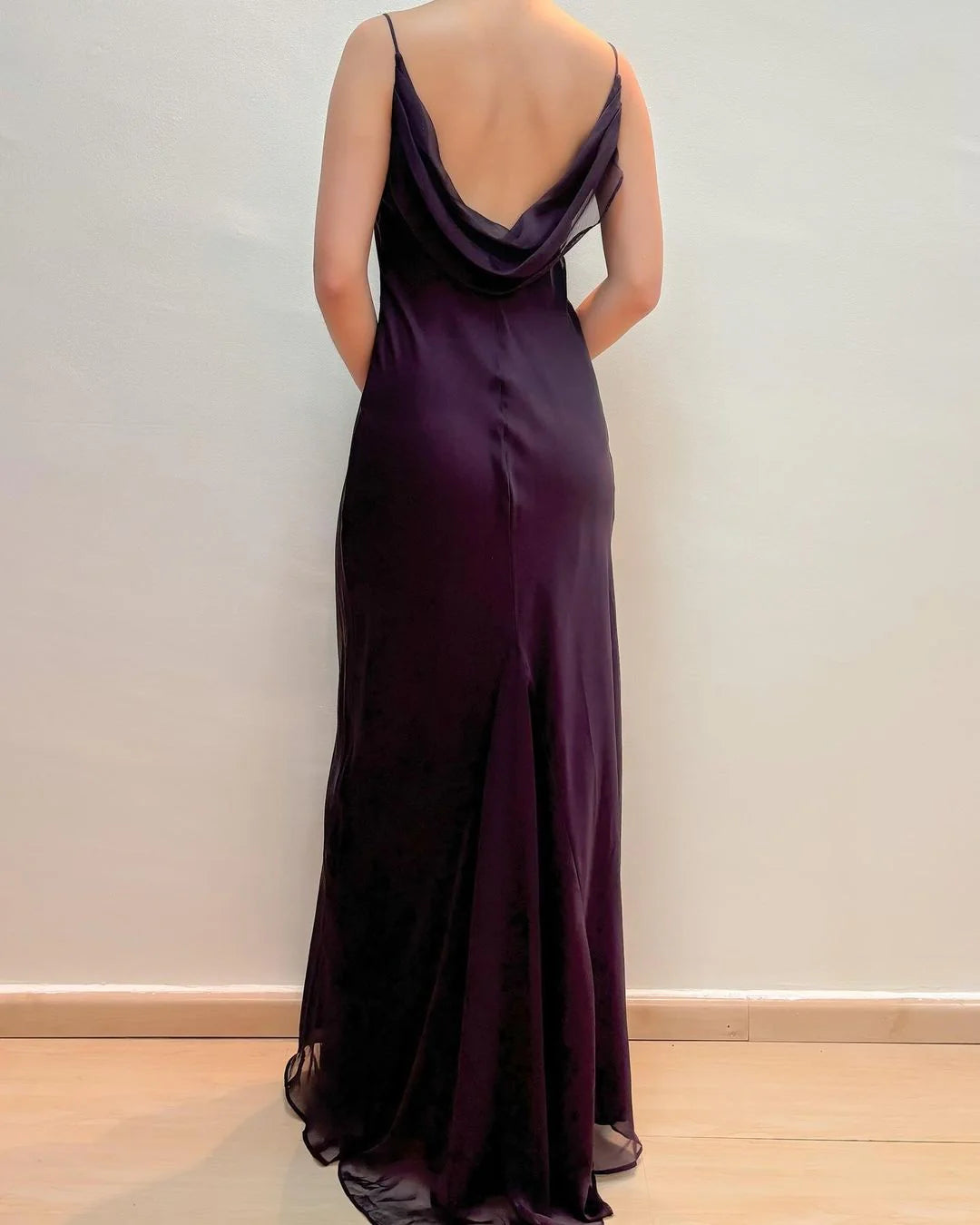 Robe de soirée longue moulante en mousseline de soie violet foncé