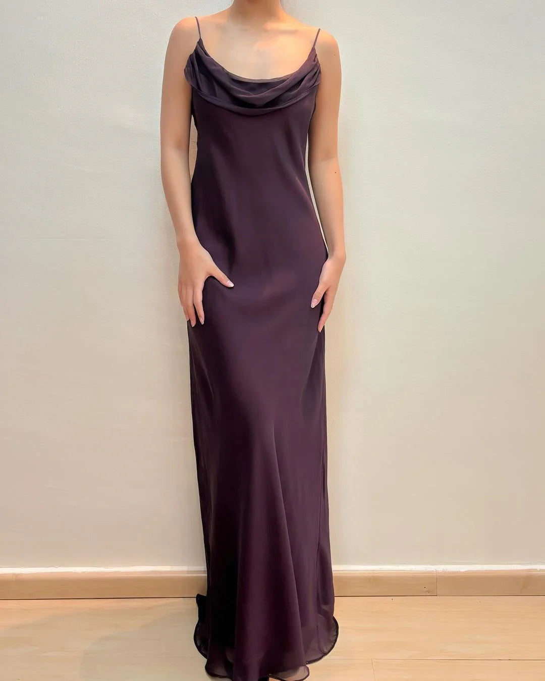 Robe de soirée longue moulante en mousseline de soie violet foncé