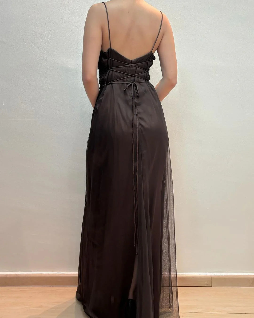 Robe de soirée longue dos nu à fines bretelles couleur café