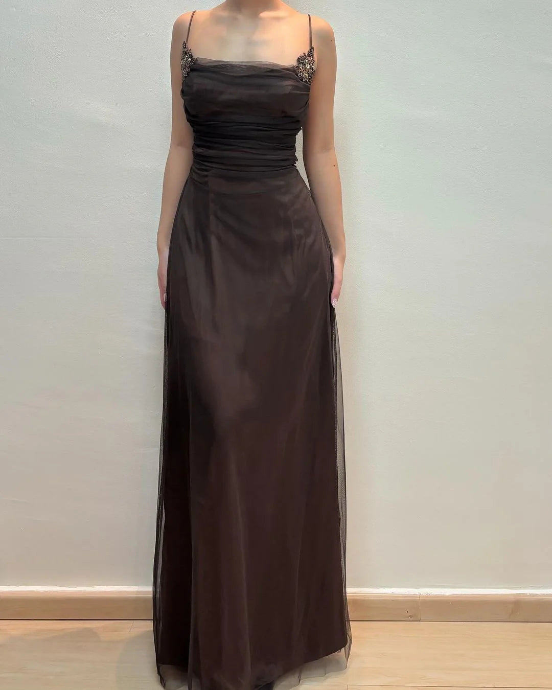 Robe de soirée longue dos nu à fines bretelles couleur café