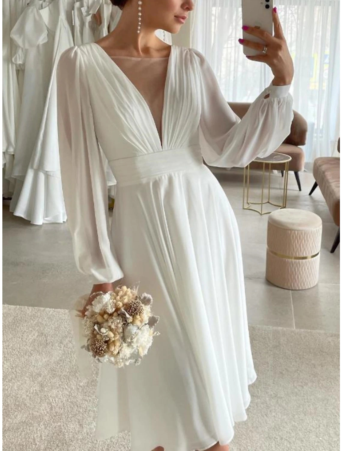 Kleine weiße Kleider Brautkleider A-Linie Illusion Neck Langarm Knielang Chiffon Brautkleider mit Falten Volltonfarbe