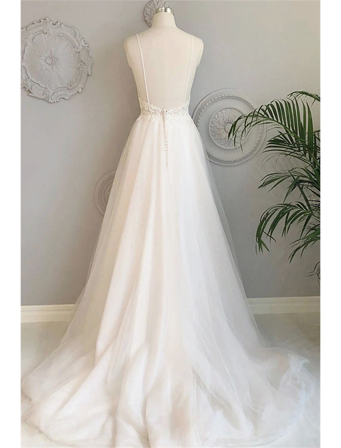 Robes de mariée de plage trapèze, décolleté en cœur, bretelles spaghetti, traîne courte, en dentelle, avec boutons et appliques
