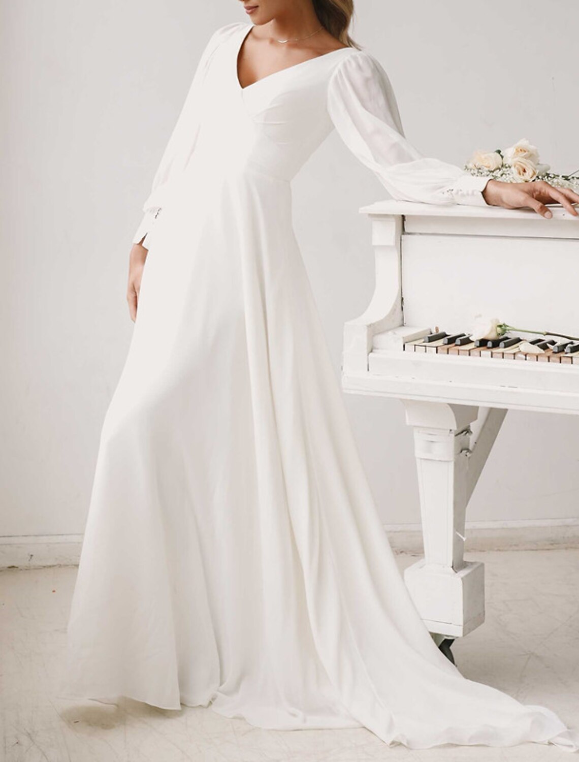 Hall Casual Brautkleider A-Linie V-Ausschnitt Langarm Hofschleppe Chiffon Brautkleider mit Volltonfarbe