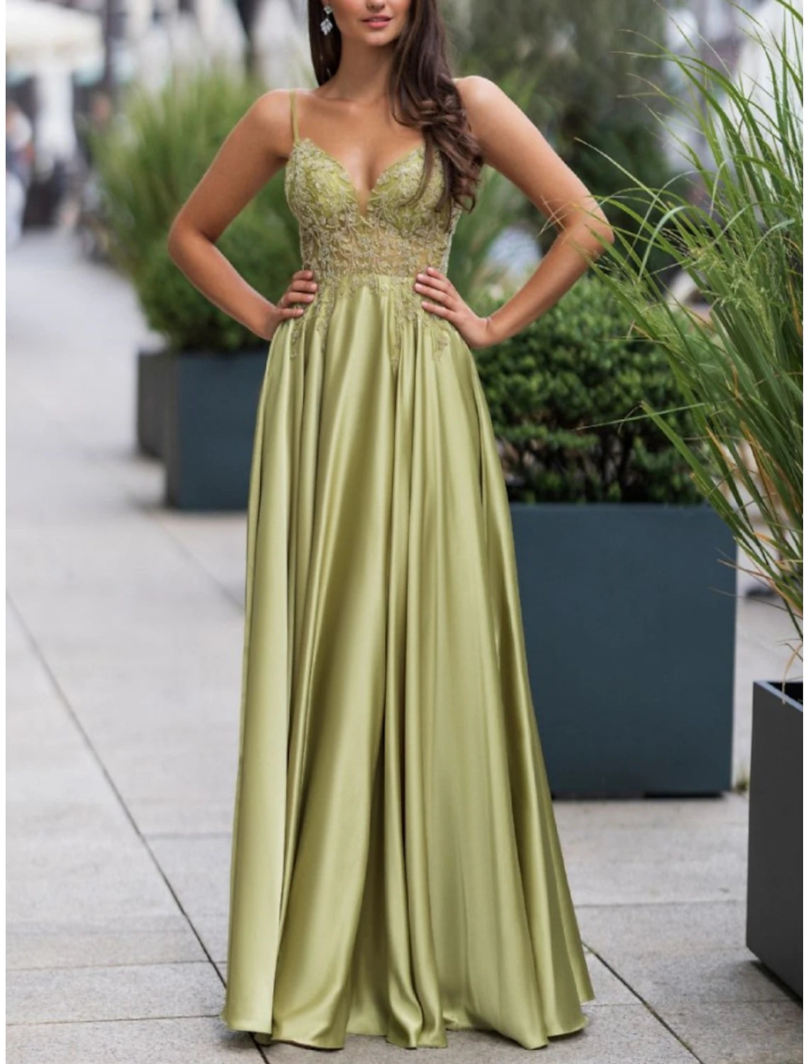 Robe de demoiselle d'honneur trapèze à bretelles spaghetti, sans manches, élégante, longueur au sol, en satin extensible avec dentelle et fronces