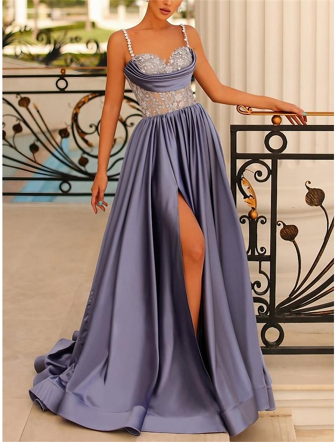 A-Linie Abendkleid Rückenfreies Kleid Formeller Hochzeitsgast Sweep / Brush Train Ärmelloses Spaghettiträger Brautjungfernkleid Satin Rückenfrei mit gerüschtem Paillettenschlitz