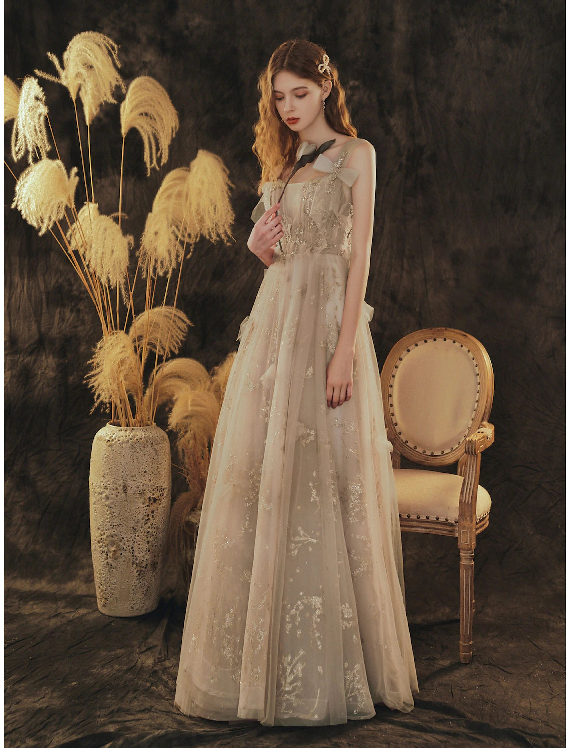 Robe de soirée élégante à fleurs, coupe trapèze, col rond, sans manches, longueur au sol, en tulle avec nœud(s) et plis