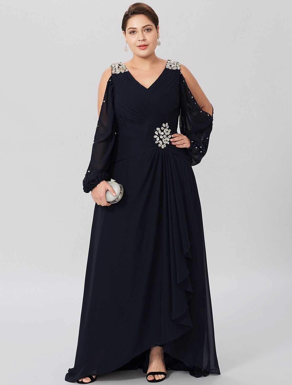 Etuikleid/Säulenkleid für die Brautmutter, Übergröße, elegant, hoher und niedriger V-Ausschnitt, asymmetrisch, Chiffon, Stretch-Satin, lange Ärmel mit überkreuzten Kristallen