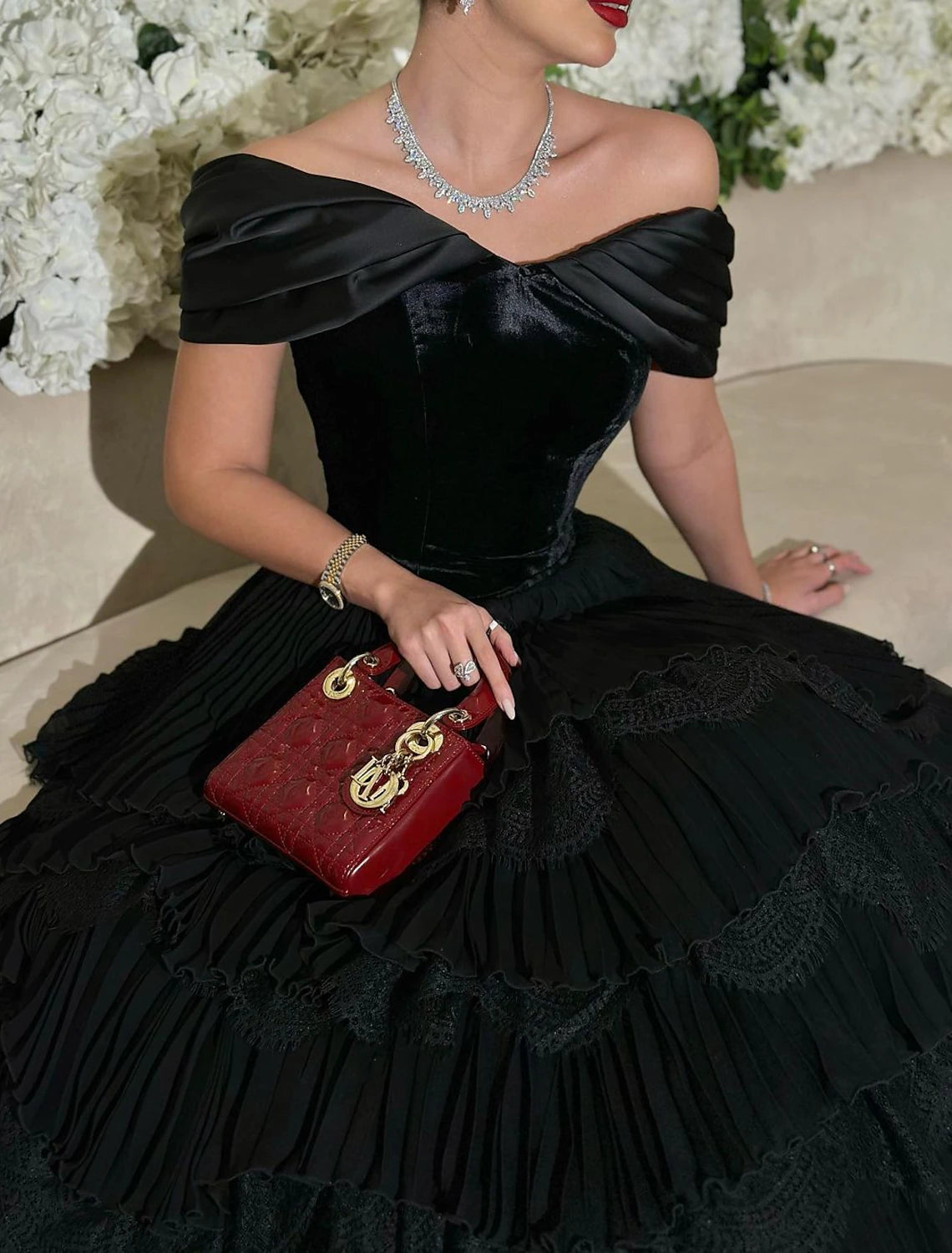 Robe de bal trapèze élégante, longueur au sol, manches courtes, décolleté en cœur, dentelle et fronces