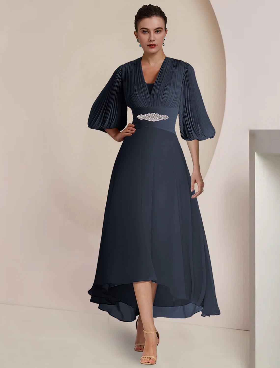 Robe de mère de la mariée trapèze, élégante, vintage, col en V, longueur thé, en mousseline, manches 3/4, avec plis et cristaux