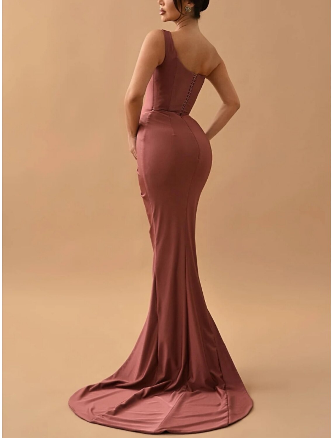 Etui-/Säulen-Abendkleid, hochgeschlitztes Kleid, formelle Schleppe, ärmellos, eine Schulter, Satin mit gerüschtem Schlitz