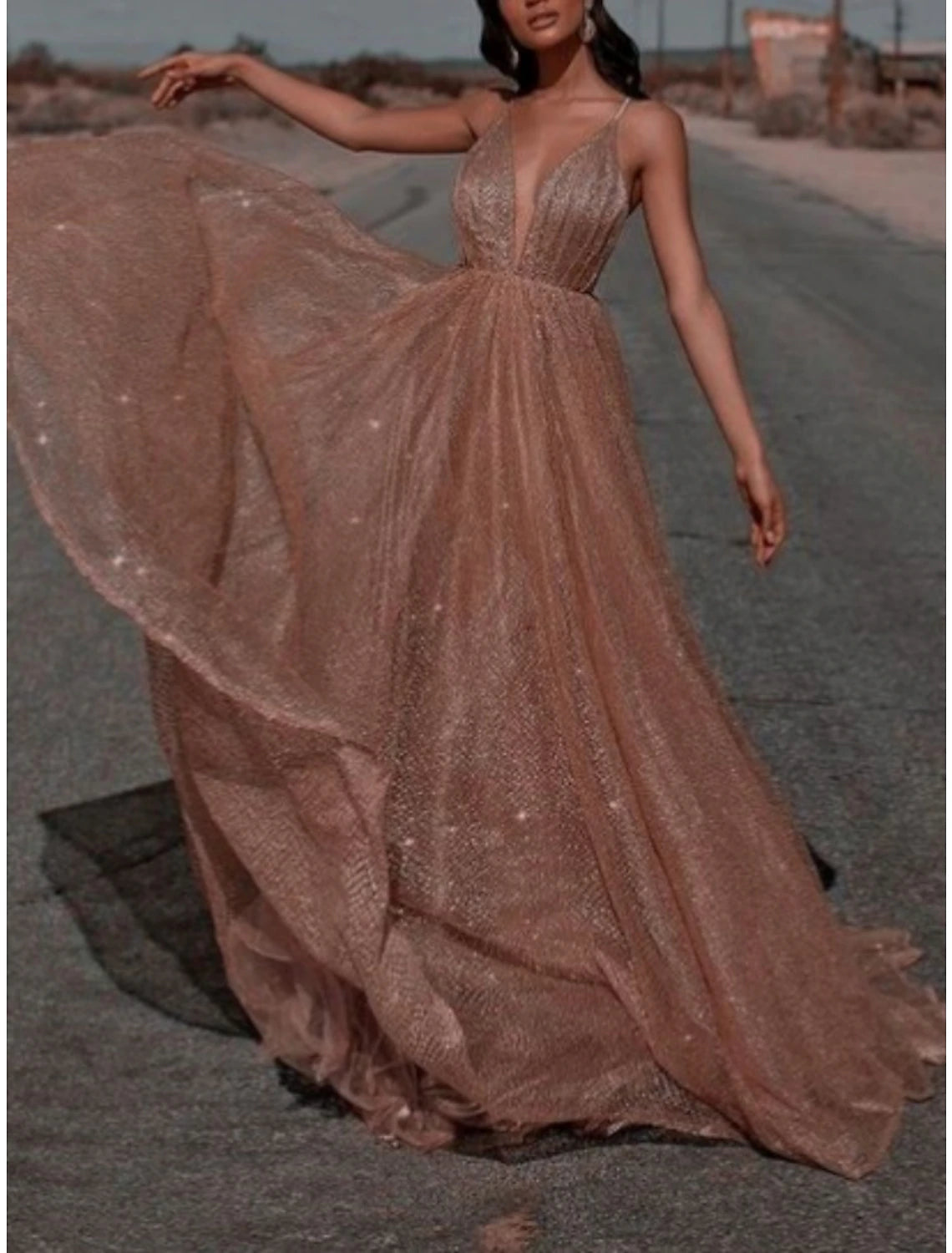 Robe de bal trapèze élégante, robe formelle, traîne courte, rouge et verte, sans manches, bretelles spaghetti, paillettes et plis scintillants