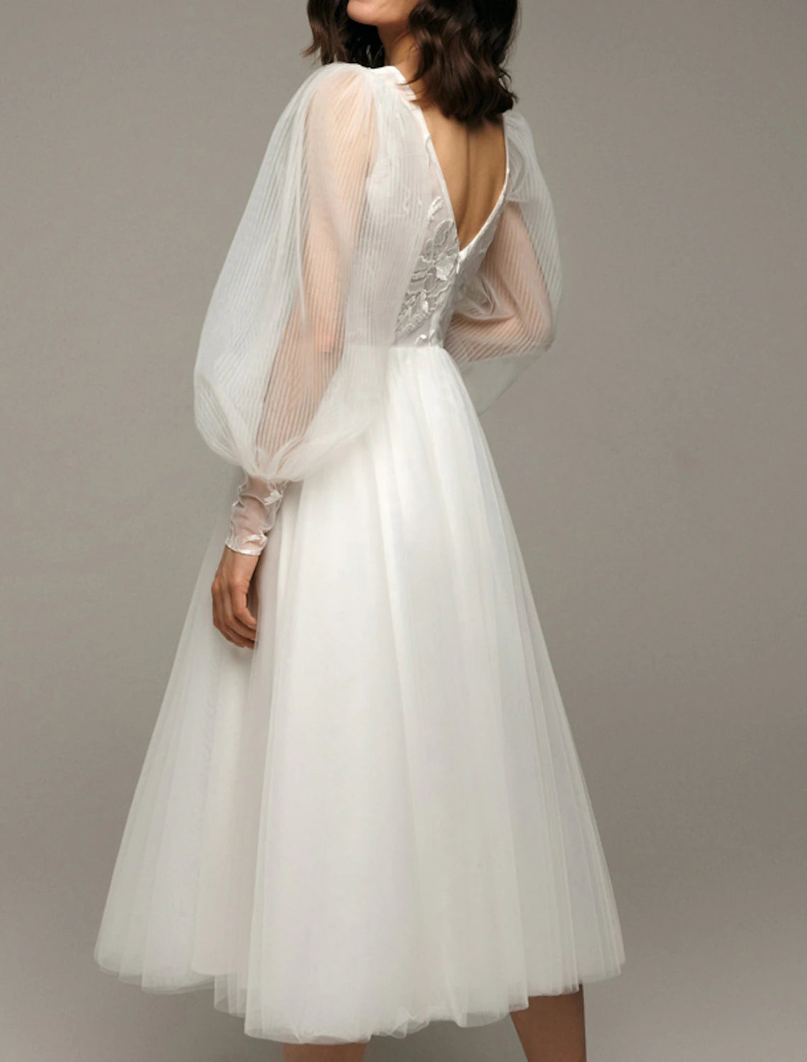 Robe de mariée vintage années 1940/1950, petite robe blanche, coupe trapèze, col en V, manches longues, longueur thé, en satin, avec appliques, couleur unie