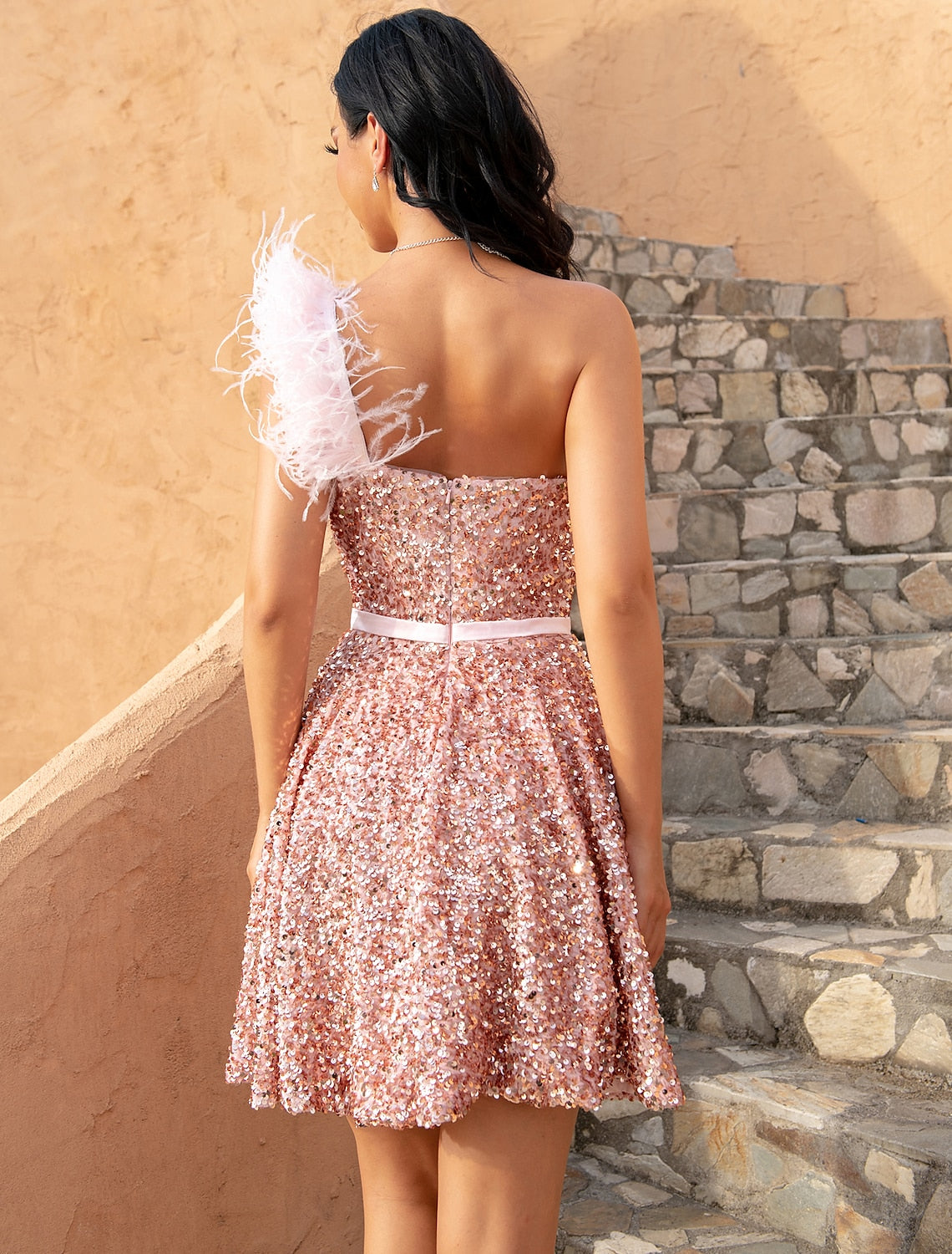 Robe fourreau/colonne de soirée scintillante et brillante, robe de cocktail, d'anniversaire, courte/mini, sans manches, une épaule, rose, pailletée avec plumes