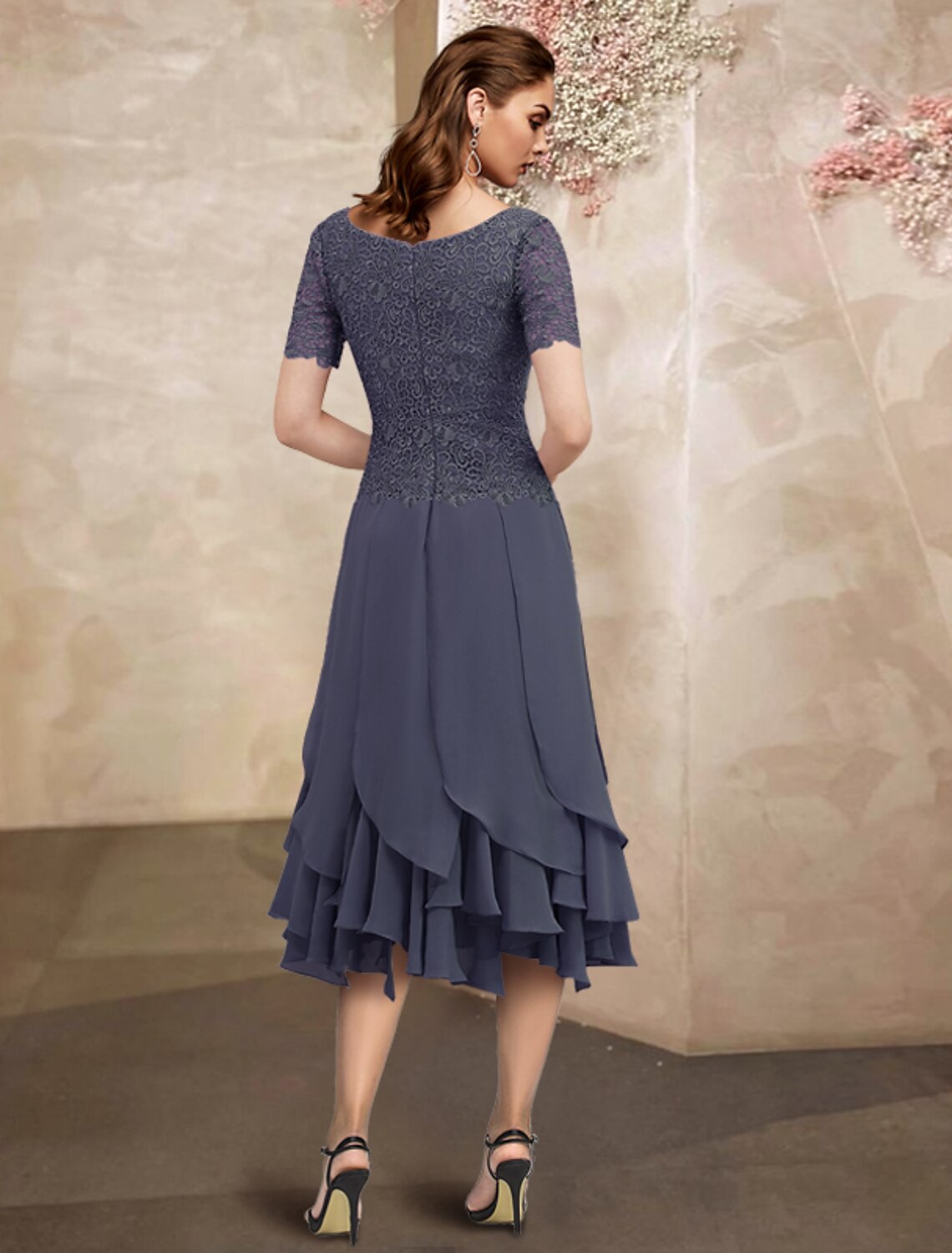 Meerjungfrau/Trompete Kleid für die Brautmutter, elegant, hoch und tief, Rundhalsausschnitt, asymmetrisch, knielang, Chiffon, Spitze, kurze Ärmel, Wickelkleid mit Spitzenrüschen