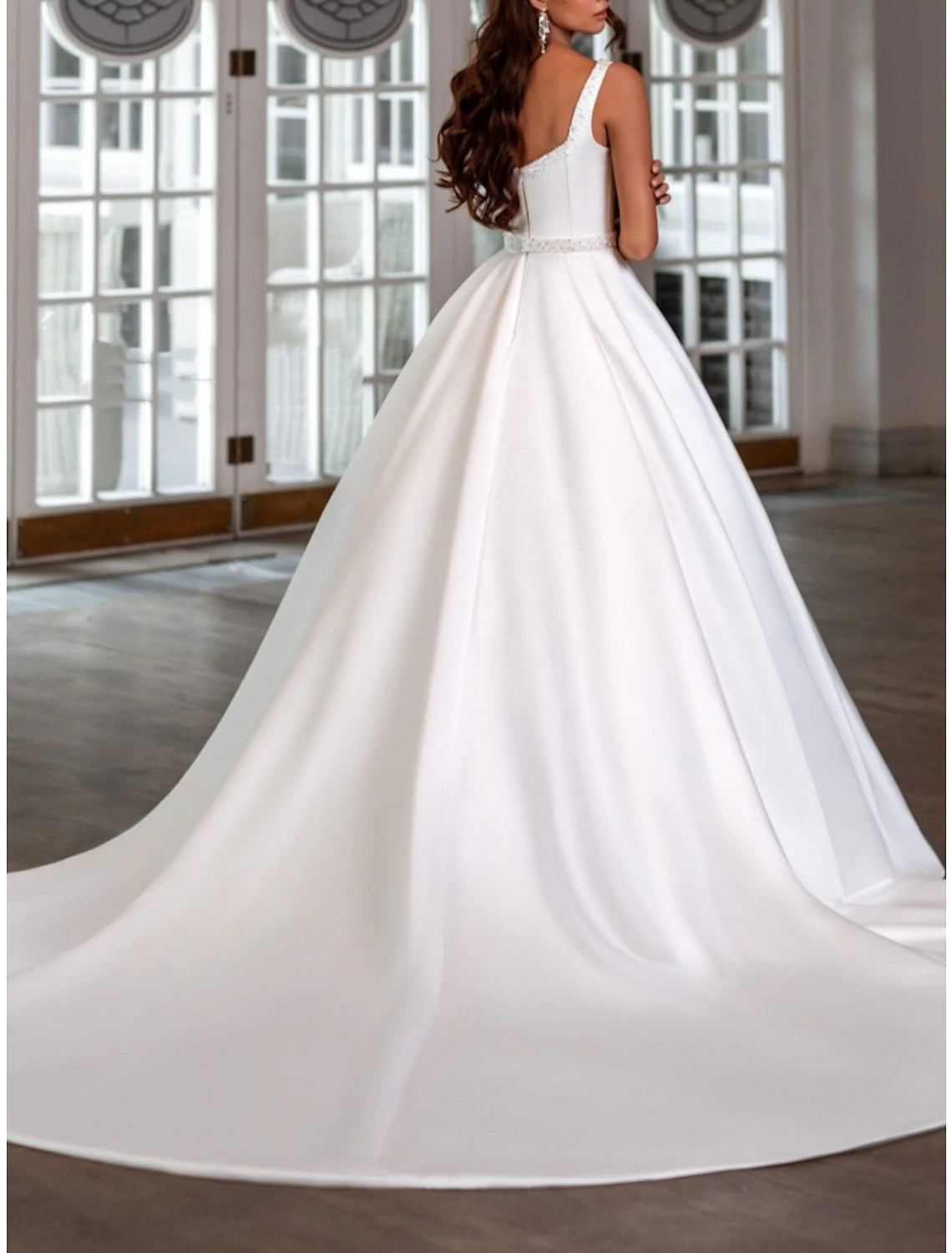 Empfangs- und formelle Brautkleider A-Linie, quadratischer Ausschnitt, ärmellos, Hofschleppe, Satin-Brautkleider mit Falten und Perlen
