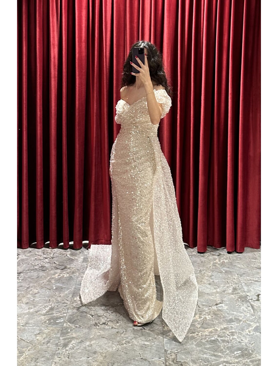 Robe de soirée fourreau/colonne, robe scintillante et brillante, robe formelle d'automne, traîne à balayage/pinceau, manches courtes, col en V, paillettes avec paillettes froncées
