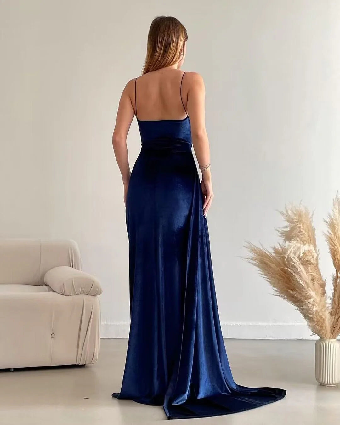 Eng anliegendes, marineblaues Abendkleid mit schmalen Trägern und Schlitz