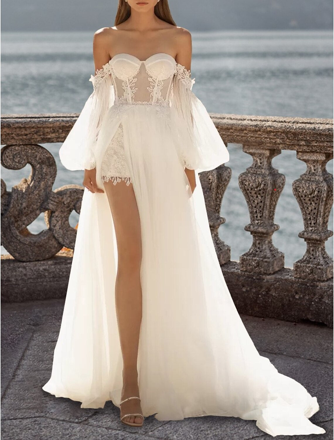 Robes de mariée de plage, coupe trapèze, épaules dénudées, manches longues, traîne courte, en dentelle, avec appliques, fendue sur le devant