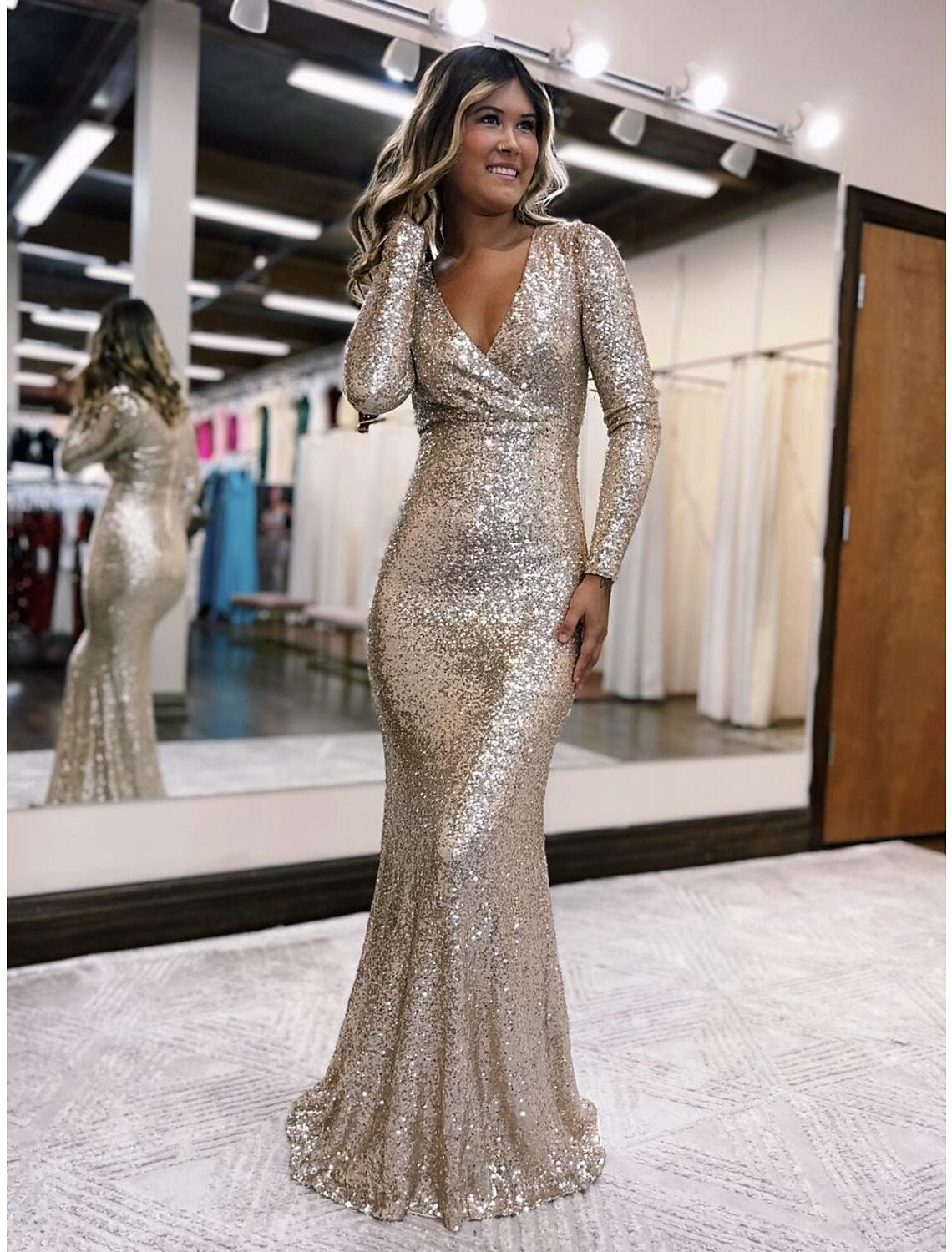 Robe de soirée sirène/trompette scintillante et brillante, longueur au sol, manches longues, col en V, paillettes