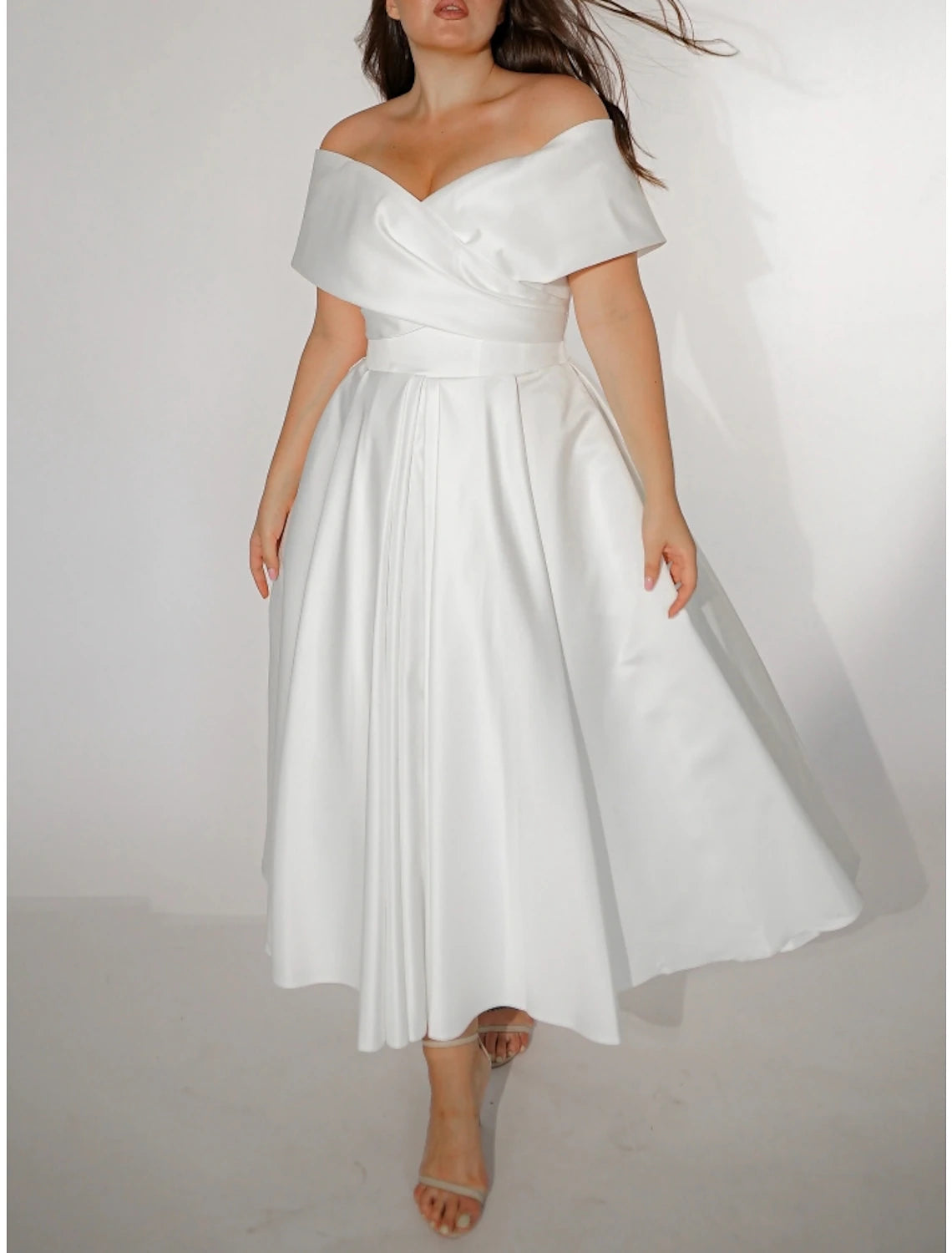 Robes de mariée décontractées, coupe trapèze, épaules dénudées, manches courtes, longueur cheville, en satin, avec plis, couleur unie