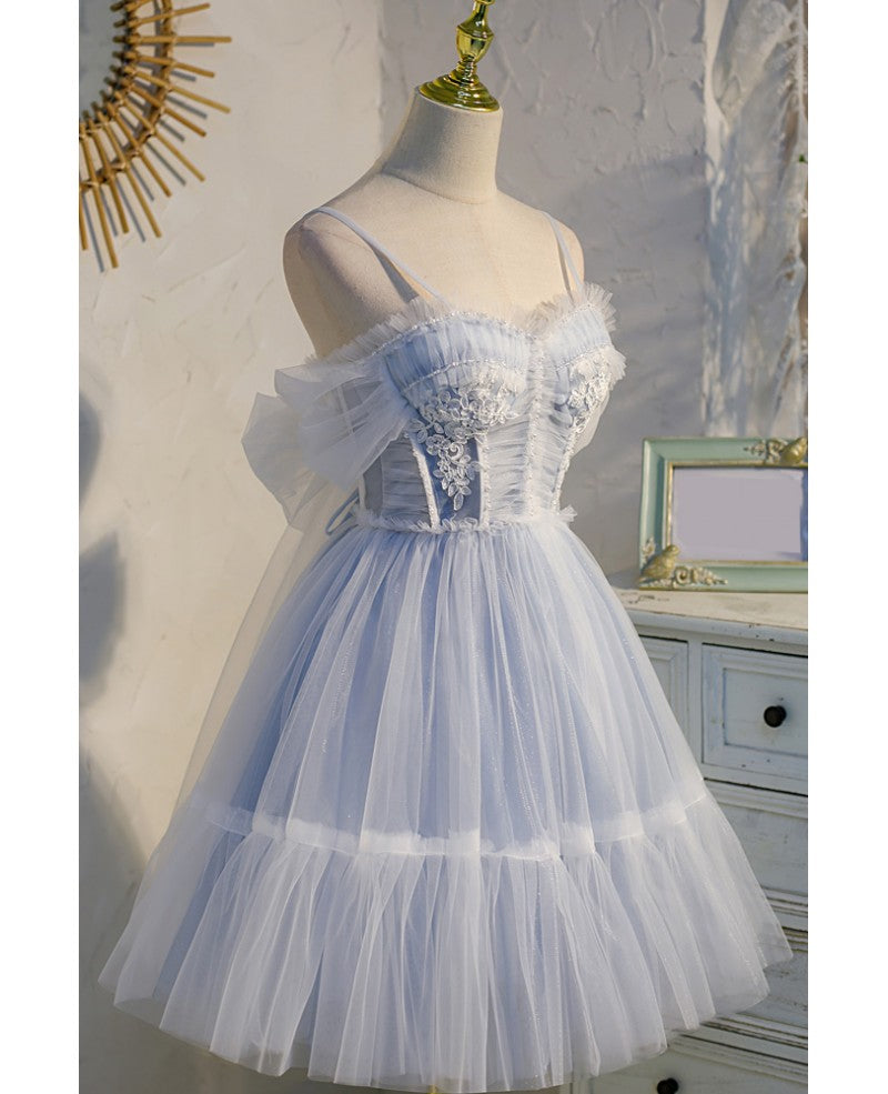 Belle robe de soirée d'anniversaire bleu clair à fines bretelles sans manches en dentelle perlée et à fleurs, robe de cocktail courte bleu clair à dos nu avec nœud et bords à volants