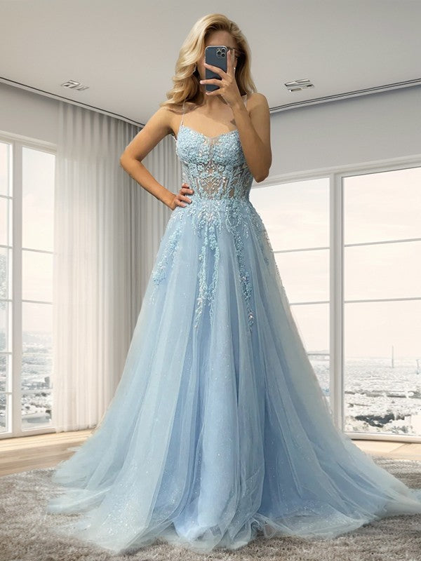 Süßes und elegantes himmelblaues A-förmiges Prinzessinnen-Ballkleid mit transparentem Patch, dünnen Schulterträgern, ärmellosem, eng anliegendem Korsett und bodenlangem, rückenfreiem Ballkleid