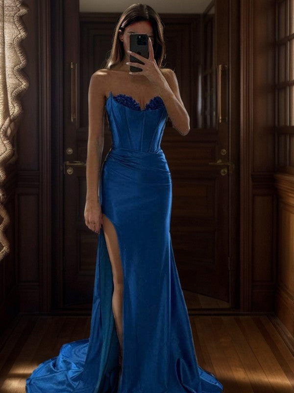 Robe de bal élégante en satin tissé à gaine/colonne, plissée, décolleté en cœur, sans manches et longueur au sol, nouée à la taille