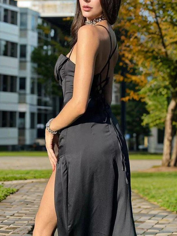 Eng anliegendes Korsett mit schulterfreien, dünnen Trägern, rückenfreien Trägern und bodenlangem Ballkleid mit Seitenschlitz