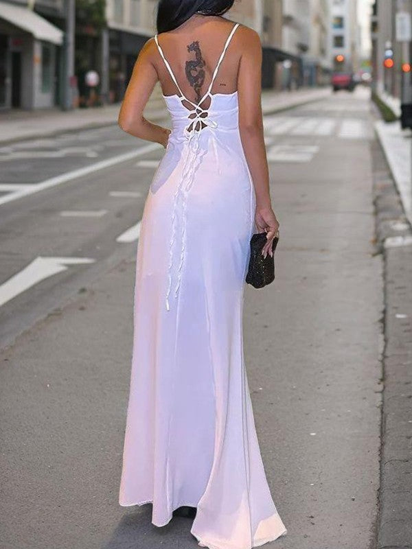 Eng anliegendes Korsett mit schulterfreien, dünnen Trägern, rückenfreien Trägern und bodenlangem Ballkleid mit Seitenschlitz