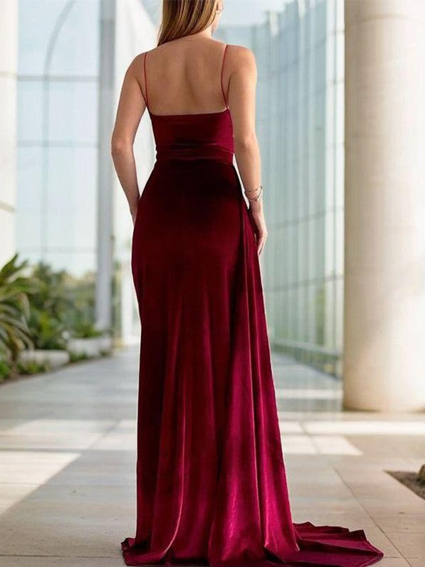 Eng anliegendes, ärmelloses, schulterfreies Ballkleid aus Samt mit dünnen Schulterträgern und bodenlangem Korsett
