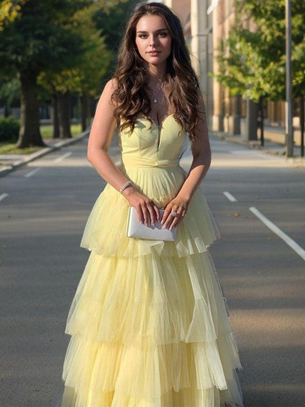 Robe en forme de A avec col en V, bord volanté superposé et fond transparent