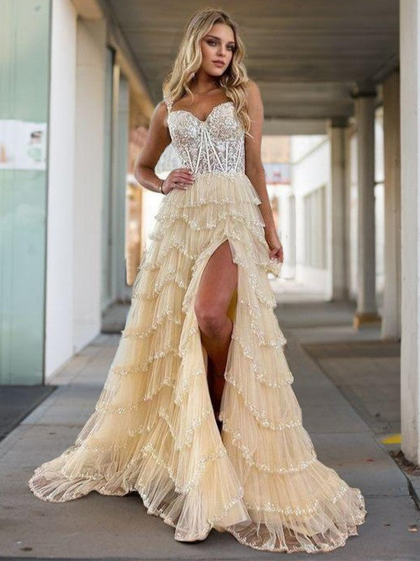 Robe corset moulante transparente en dentelle avec appliques en forme de A et col en V