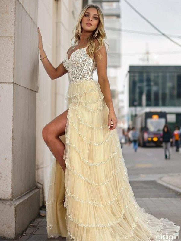 Robe corset moulante transparente en dentelle avec appliques en forme de A et col en V