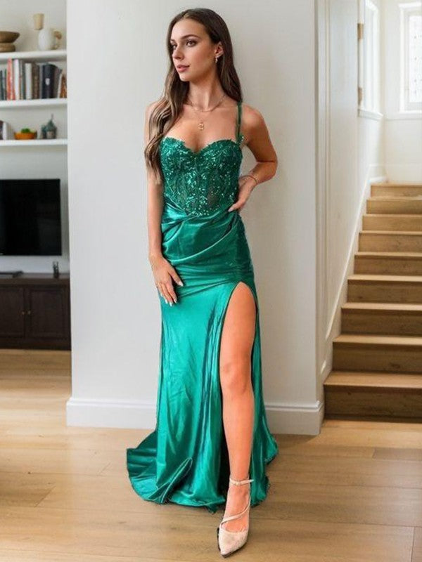 Enge dünne Schultergurte Abziehbilder Spitze geschwungene Schleppe geschwungene Seide Satin eng anliegendes Korsettkleid