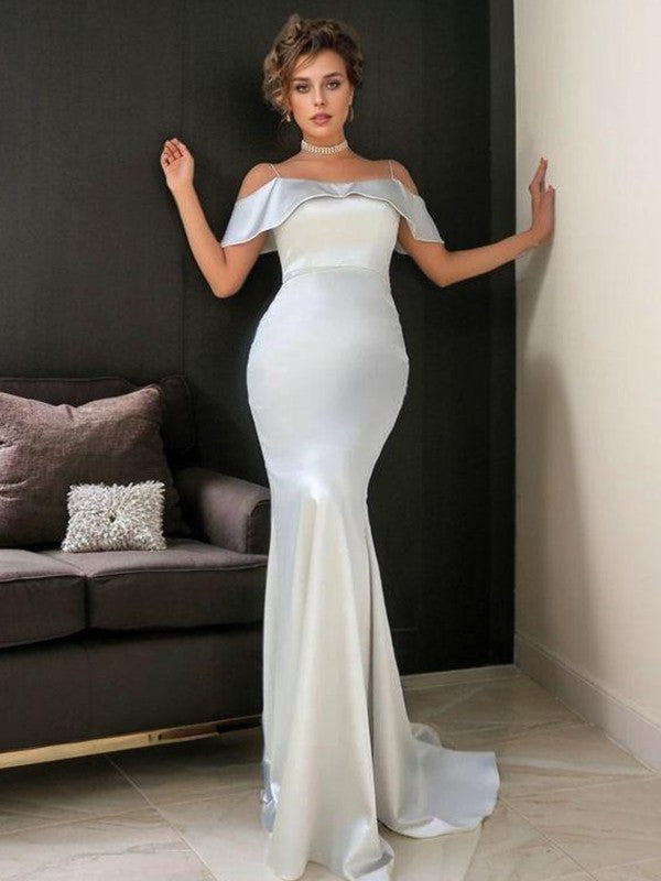 Enges, schulterfreies und bodenlanges Ballkleid aus gewebtem Stretch-Satin