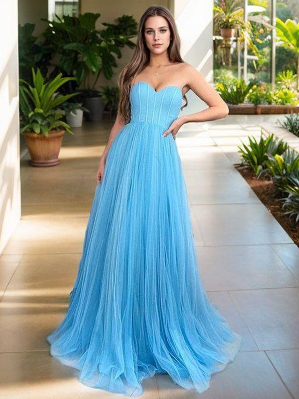 Robe de bal en gaze fine, décolletée en cœur, moulante sur la poitrine et longue au sol