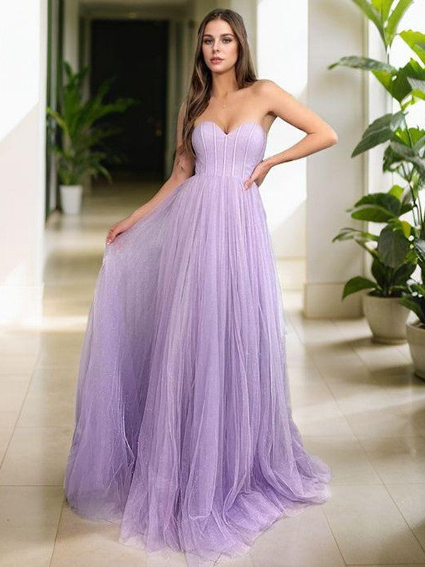 Robe de bal en gaze fine, décolletée en cœur, moulante sur la poitrine et longue au sol