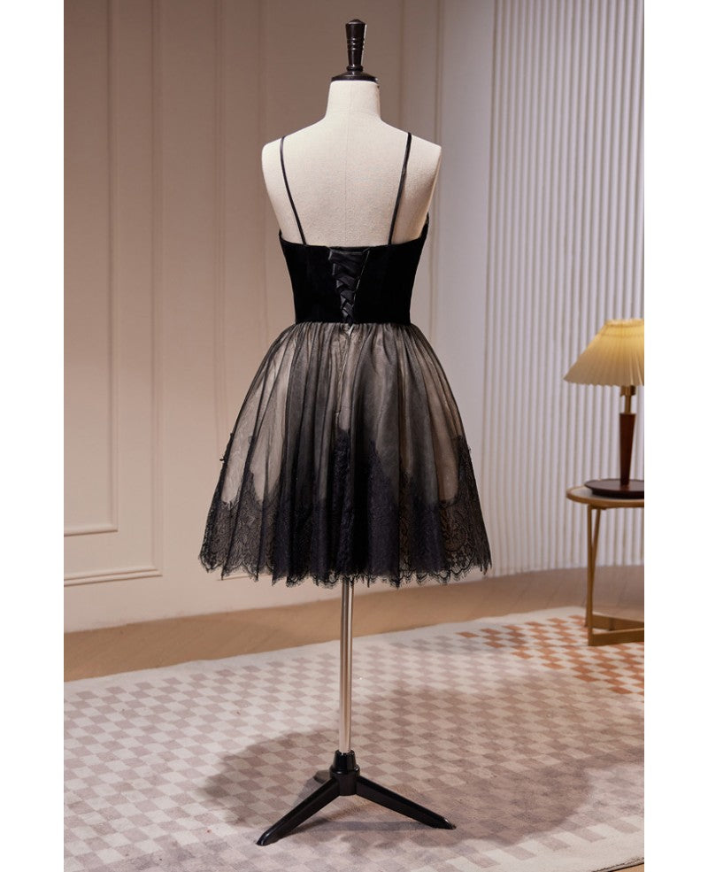 Robe de soirée courte sans manches noire élégante et sexy associée à des bretelles en dentelle, robe de cocktail courte noire dos nu à col suspendu