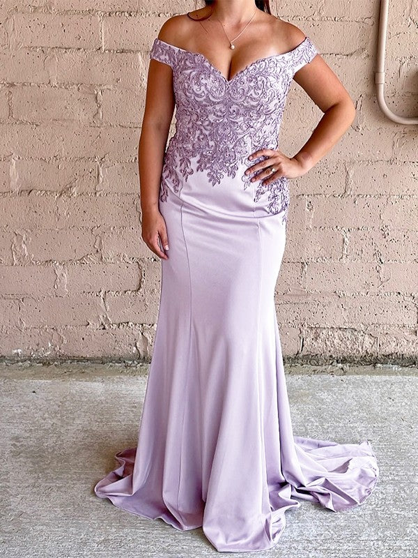 Eng anliegendes/säulenförmiges, schulterfreies Kleid aus Seidensatin mit Hofschleppe und Abziehbild