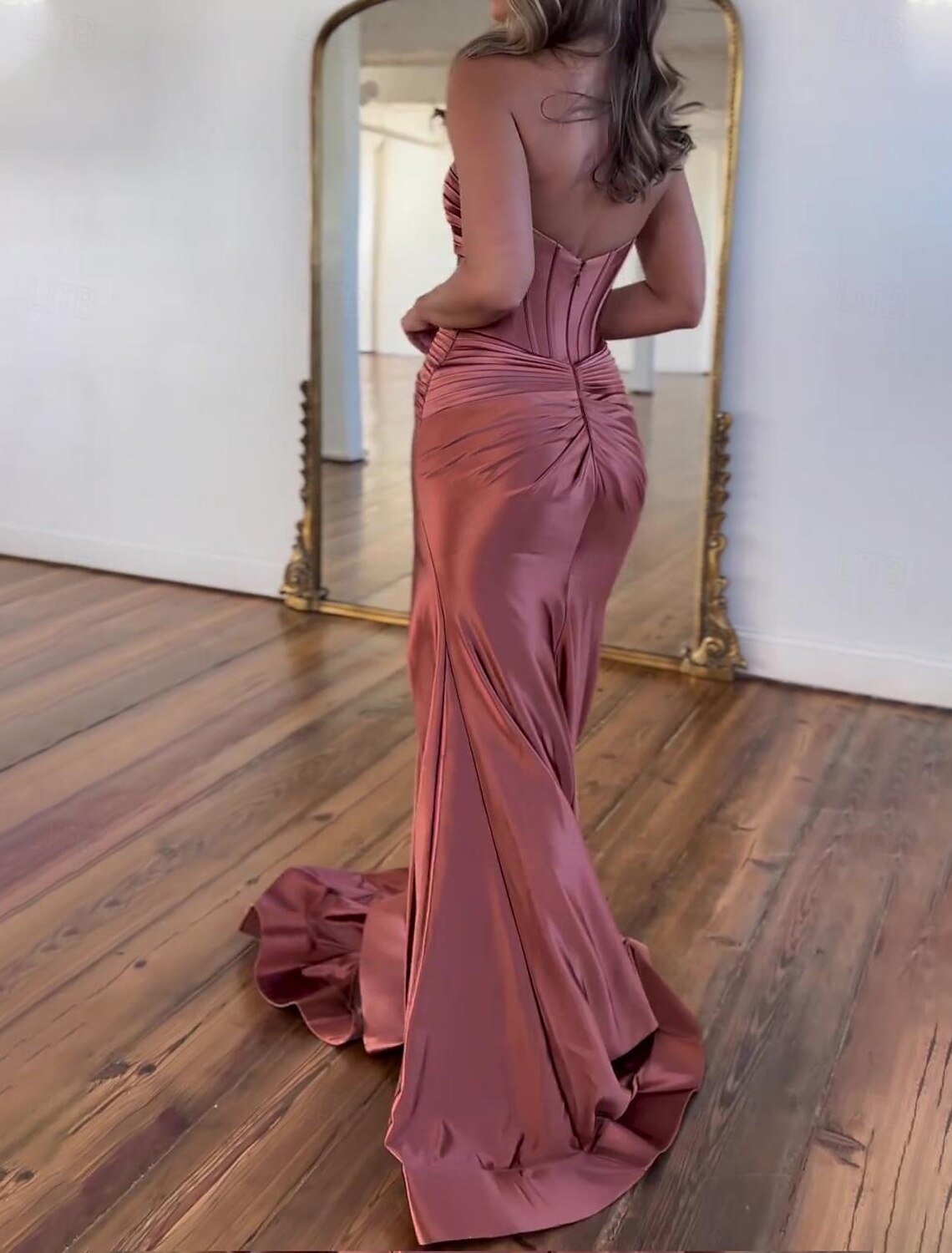 Robe de bal trapèze élégante, longueur au sol, sans manches, sans bretelles, en satin avec fente froncée