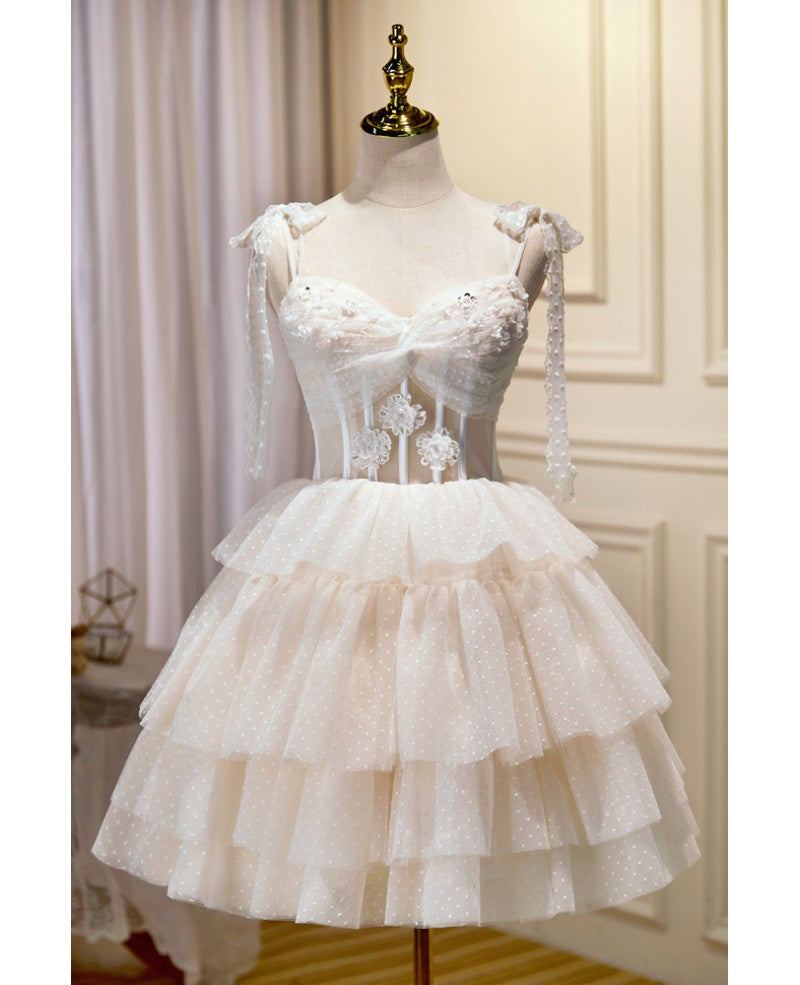 Robe de soirée courte beige élégante et sexy à bretelles perlées, sans manches, à paillettes, avec bord à volants superposés et dos ouvert